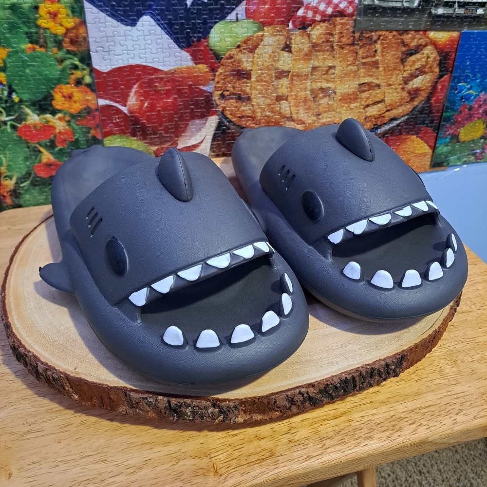 shark slide  mens or womens indoor or outdoor non-slip sandal Mens 10.5 11.0